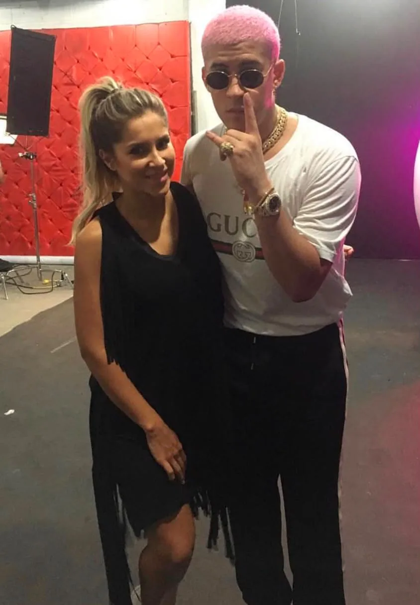 Moni Aristi with a pink-haired artist on set